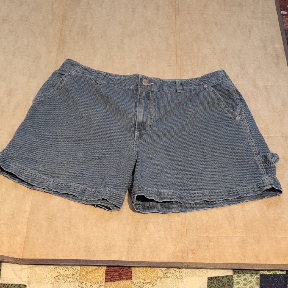 Gloria Vanderbilt Classic Blue Jean Shorts White Pin Stripe Carpenter Loop